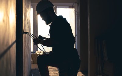 Entenda a diferença entre sobrecarga e sobretensão