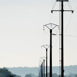 linha-de-pilares-de-eletricidade-no-campo-contra-o-ceu